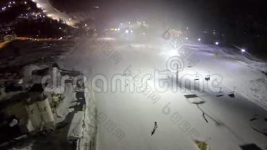 夜间Bukovel滑雪场的空中射击